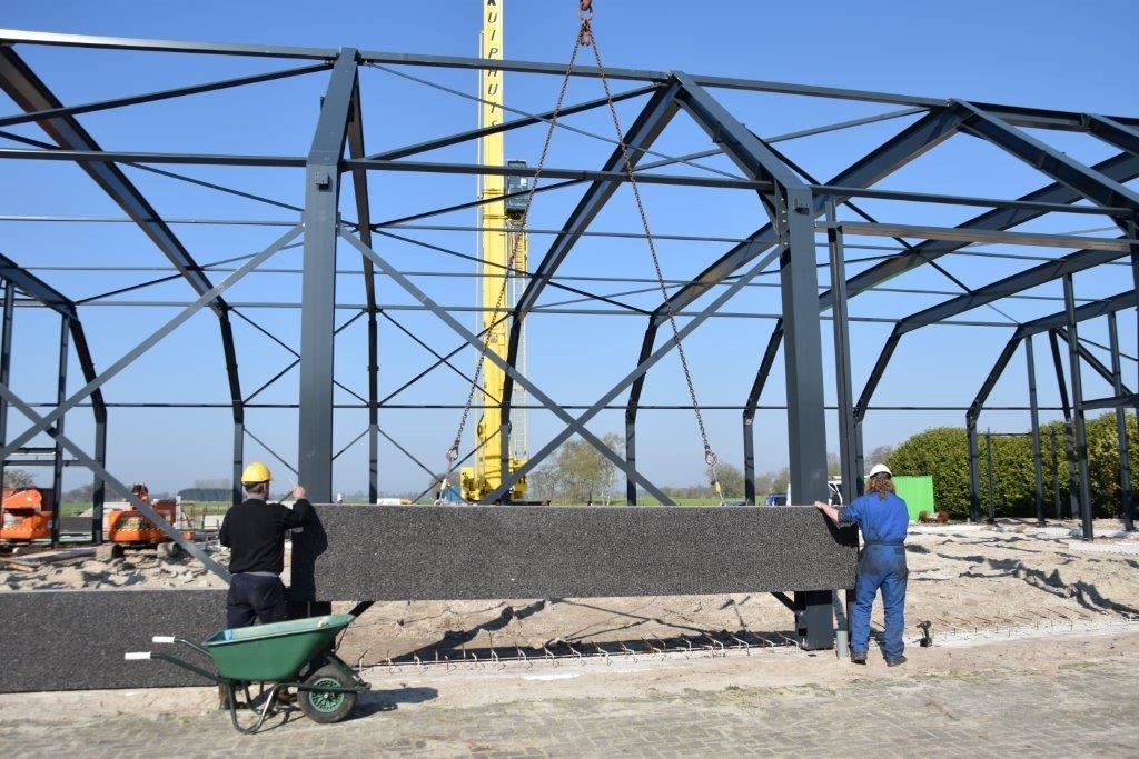 betonpanelen plaatsen autobedrijf