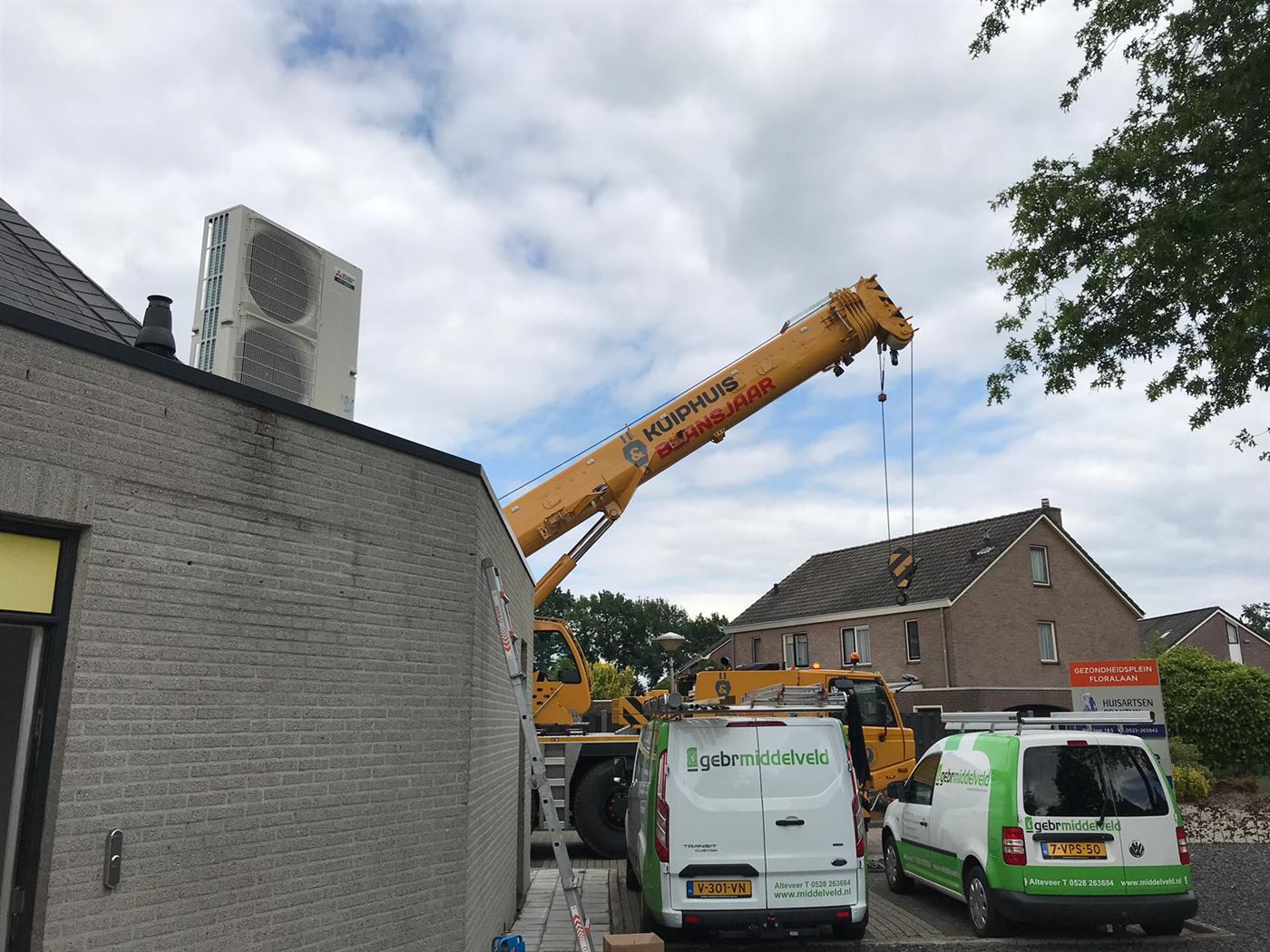 Buiten-unit op het dak gemonteerd